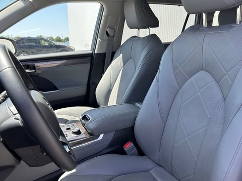 Used 2024 Toyota Highlander Platinum AWD/4WD image 13