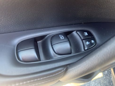 Used 2018 Nissan Rogue SV AWD/4WD image 12