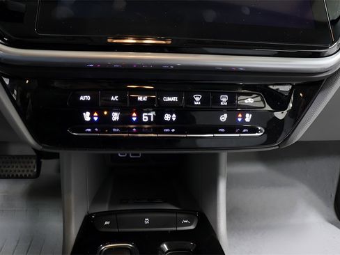 Used 2023 Chevrolet Bolt EUV Premier image 9