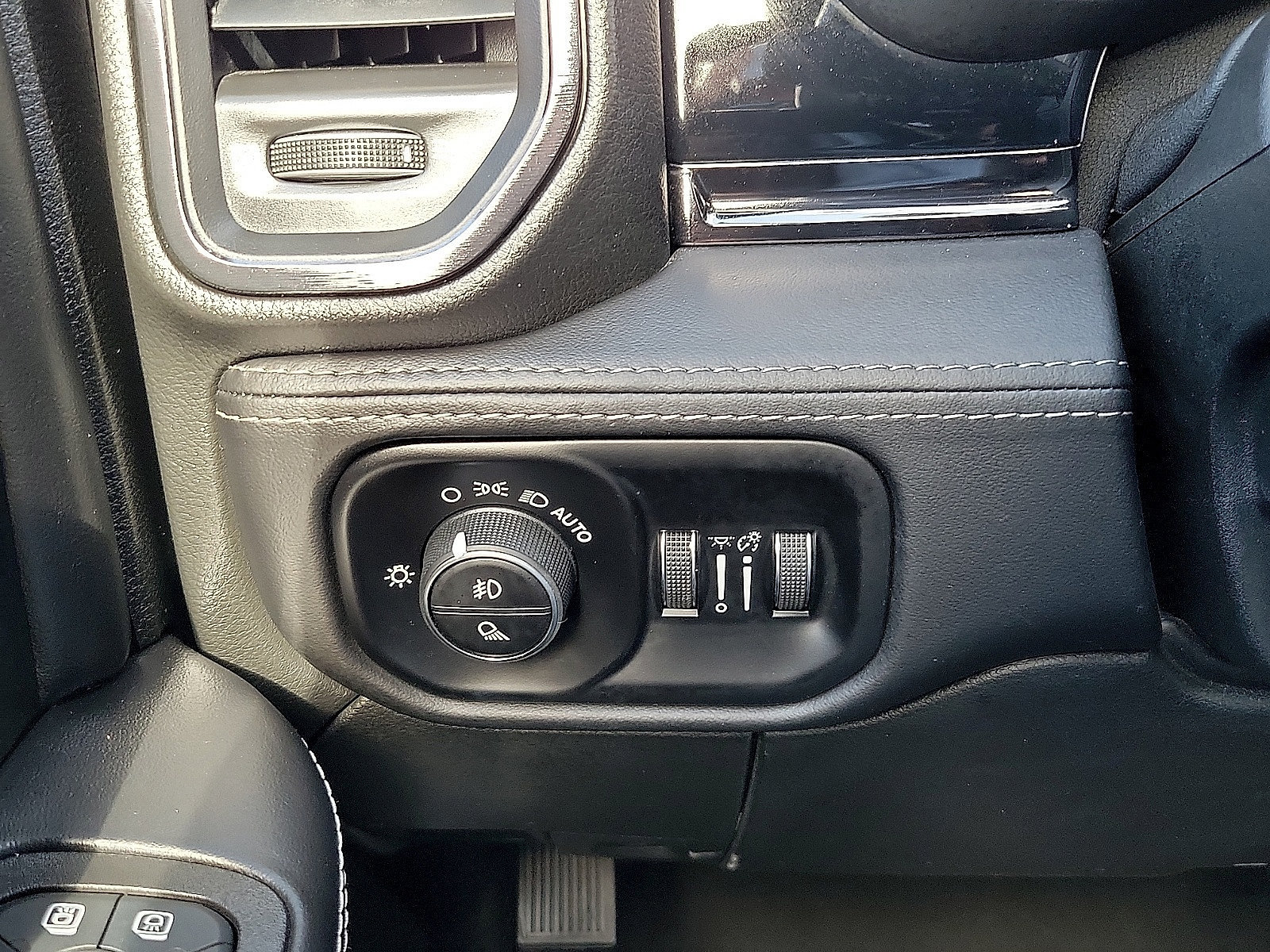 Used 2025 RAM 2500 Limited AWD/4WD image 14