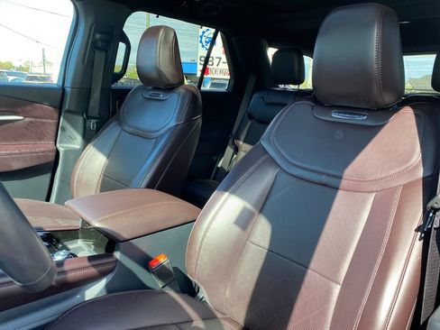 Used 2025 Ford Explorer Platinum AWD/4WD image 12