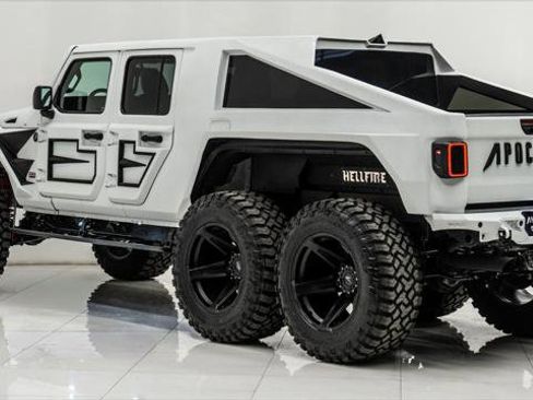 Used 2025 Jeep Gladiator Sport image 3