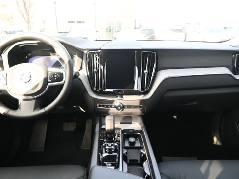 Used 2025 Volvo XC60 B5 Plus image 2
