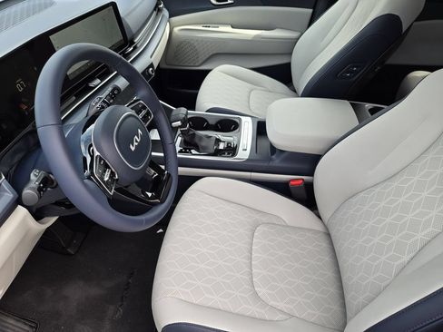 New 2026 Kia Carnival EX FWD image 9