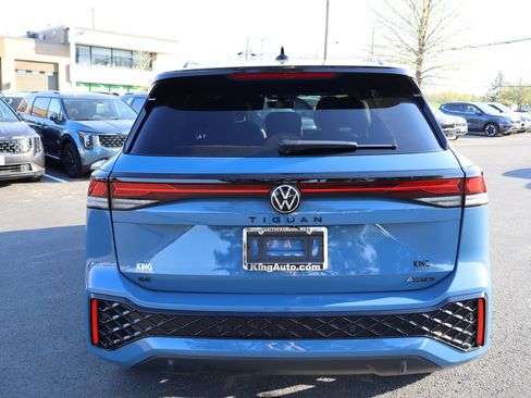 Certified 2025 Volkswagen Tiguan SE R-Line image 4