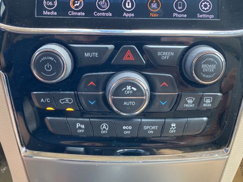 Used 2020 Jeep Grand Cherokee Overland AWD/4WD image 18