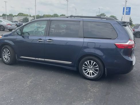 Used 2019 Toyota Sienna XLE w/ XLE Navigation Package FWD image 4