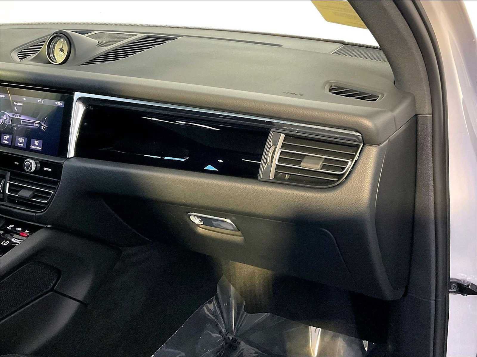Certified 2023 Porsche Macan AWD/4WD image 22