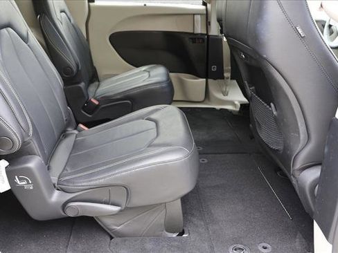 Used 2022 Chrysler Pacifica Touring-L AWD/4WD image 26