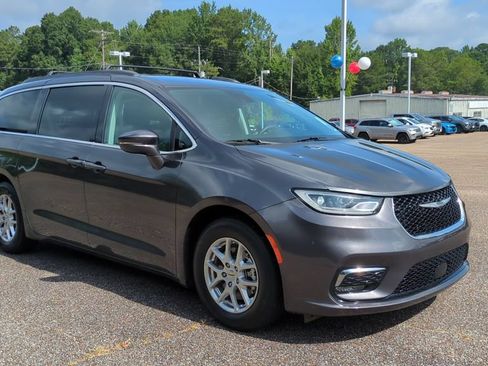 Used 2022 Chrysler Pacifica Touring-L FWD image 3