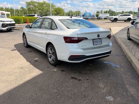 Used 2023 Volkswagen Jetta SE FWD image 3