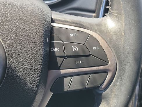 Used 2019 Jeep Grand Cherokee Altitude RWD image 10