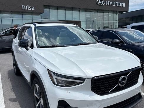 Used 2023 Volvo XC40 B4 Ultimate FWD image 2