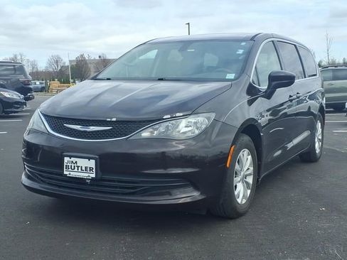 Used 2017 Chrysler Pacifica Touring w/ Tire & Wheel Group FWD image 2