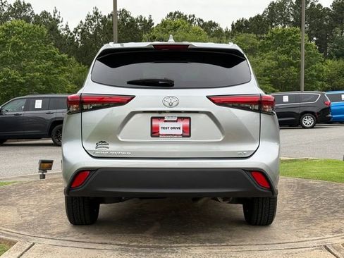 Used 2021 Toyota Highlander XLE FWD image 6
