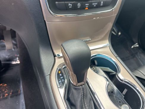 Used 2017 Jeep Grand Cherokee Limited image 14