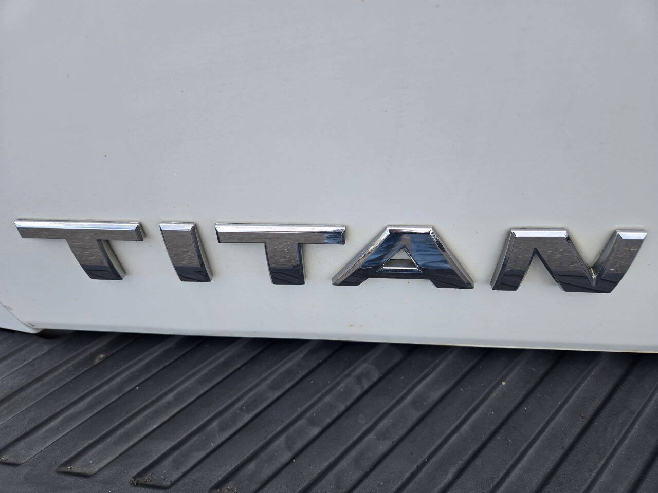 Used 2012 Nissan Titan SV w/ SV Premium Utility Pkg AWD/4WD image 11