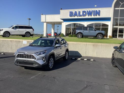 Used 2022 Toyota RAV4 XLE Premium image 3