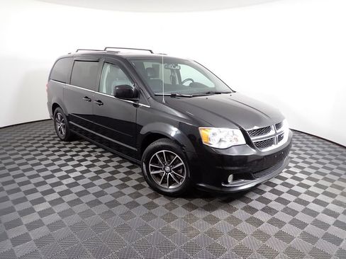 Used 2017 Dodge Grand Caravan SXT FWD image 5
