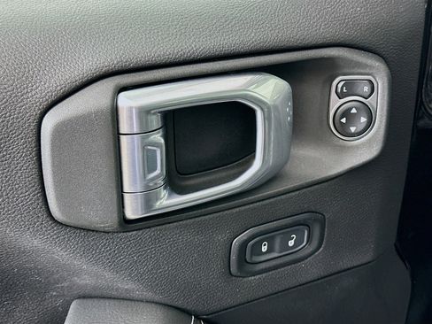 Used 2023 Jeep Wrangler Unlimited Sahara AWD/4WD image 15