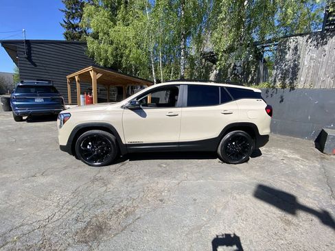 Used 2023 GMC Terrain SLE w/ Elevation Edition AWD/4WD image 3