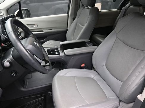Used 2021 Toyota Sienna Limited image 33