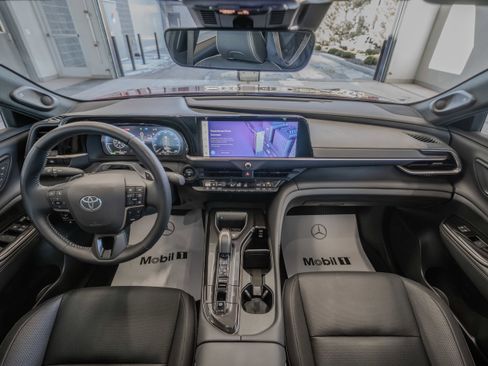 Used 2024 Toyota Crown Platinum image 8