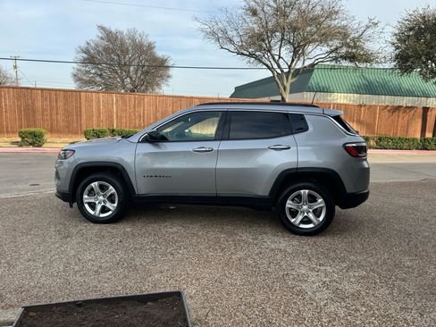 Used 2023 Jeep Compass Latitude image 11