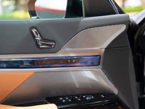 Used 2023 BMW 740i w/ Parking Assistance Package image 22