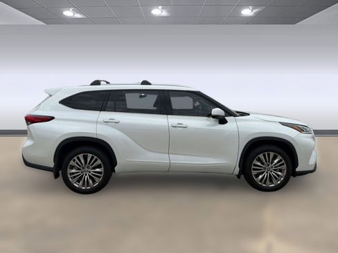 Used 2023 Toyota Highlander Platinum FWD image 8