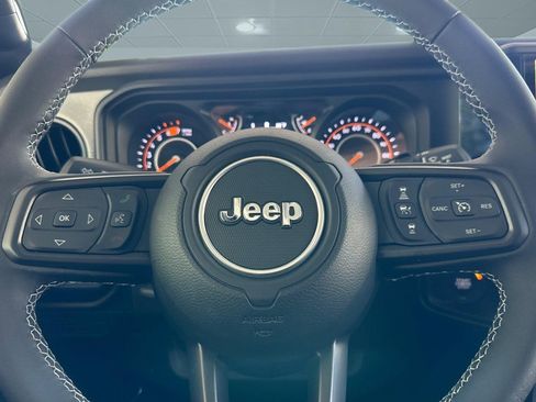 Used 2025 Jeep Wrangler Unlimited Sport AWD/4WD image 16