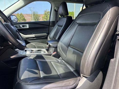 Used 2022 Ford Explorer XLT w/ Equipment Group 202A AWD/4WD image 17