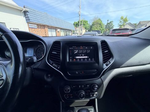 Used 2019 Jeep Cherokee Latitude Plus w/ Cold Weather Group AWD/4WD image 5