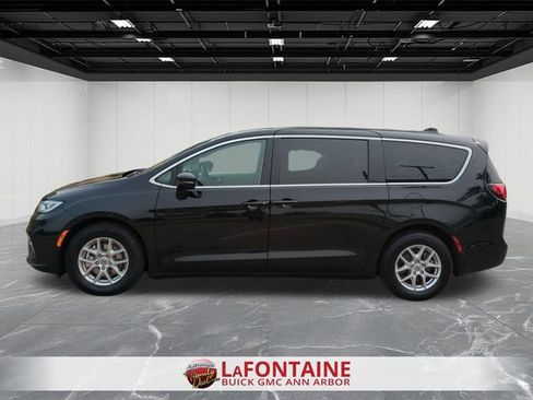 Used 2024 Chrysler Pacifica Touring-L FWD image 5