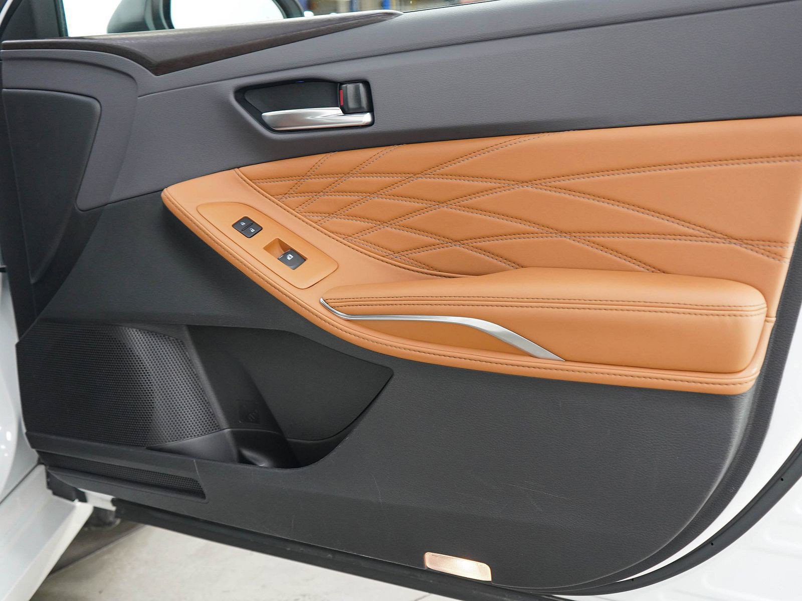 Used 2019 Toyota Avalon Limited FWD image 9