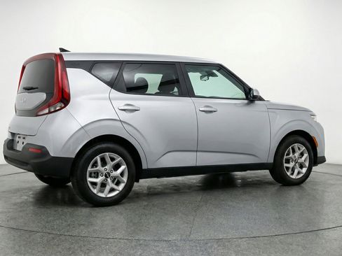 Used 2025 Kia Soul LX w/ LX Technology Package FWD image 9