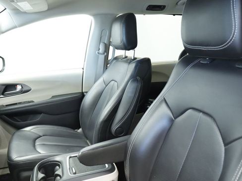 Certified 2023 Chrysler Pacifica Touring-L FWD image 27
