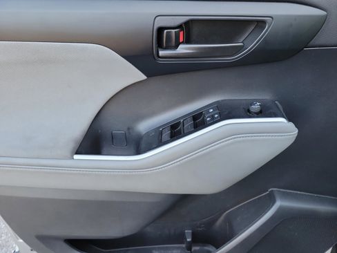 Used 2021 Toyota Highlander L FWD image 14