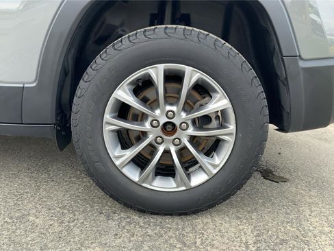 Used 2021 Jeep Cherokee Latitude Lux w/ Comfort/Convenience Group AWD/4WD image 28