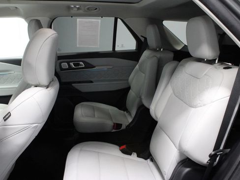 Certified 2025 Ford Explorer Platinum w/ Ultimate Package AWD/4WD image 22