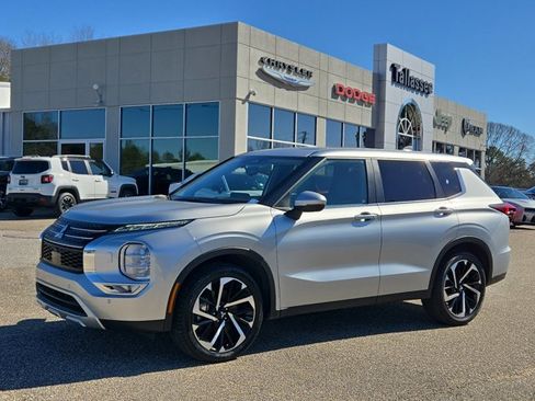 Used 2024 Mitsubishi Outlander SE image 1