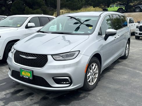 Used 2023 Chrysler Pacifica Touring-L FWD image 2
