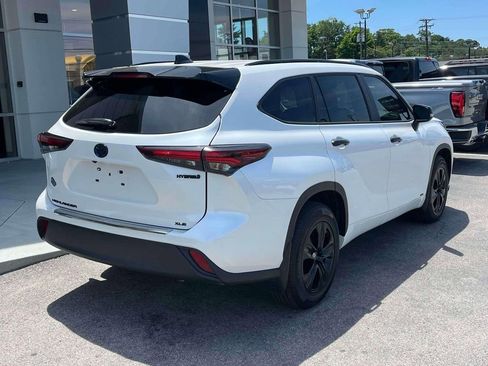 Used 2024 Toyota Highlander XLE AWD/4WD image 3
