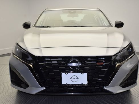 Used 2025 Nissan Altima 2.5 SR FWD image 2
