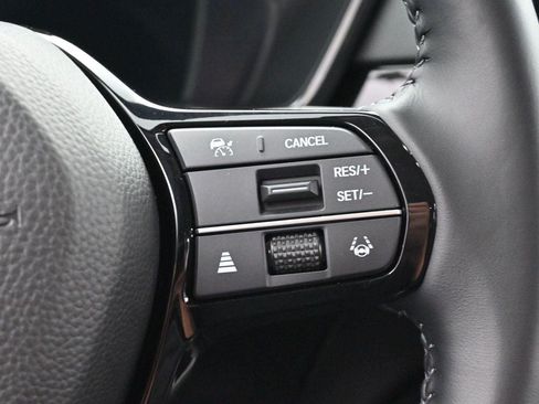 Used 2025 Chrysler Pacifica Select FWD image 16