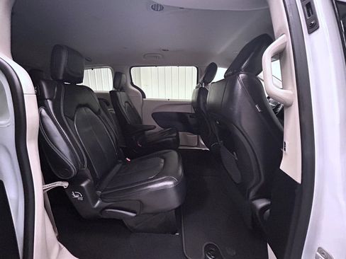 Used 2022 Chrysler Pacifica Touring-L FWD image 17