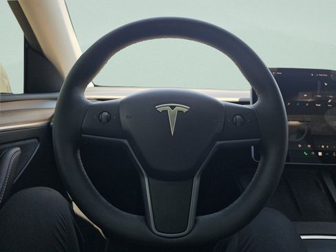Used 2022 Tesla Model Y Long Range AWD/4WD image 29