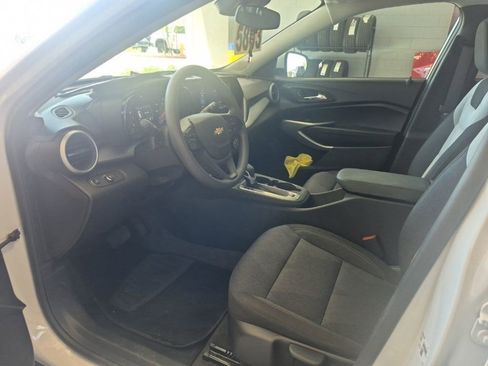 Used 2024 Chevrolet Trax LS w/ LS Convenience Package FWD image 5