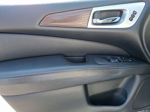 Used 2018 Nissan Pathfinder Platinum AWD/4WD image 14