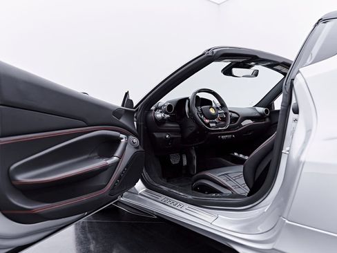 Used 2022 Ferrari F8 Tributo RWD image 57